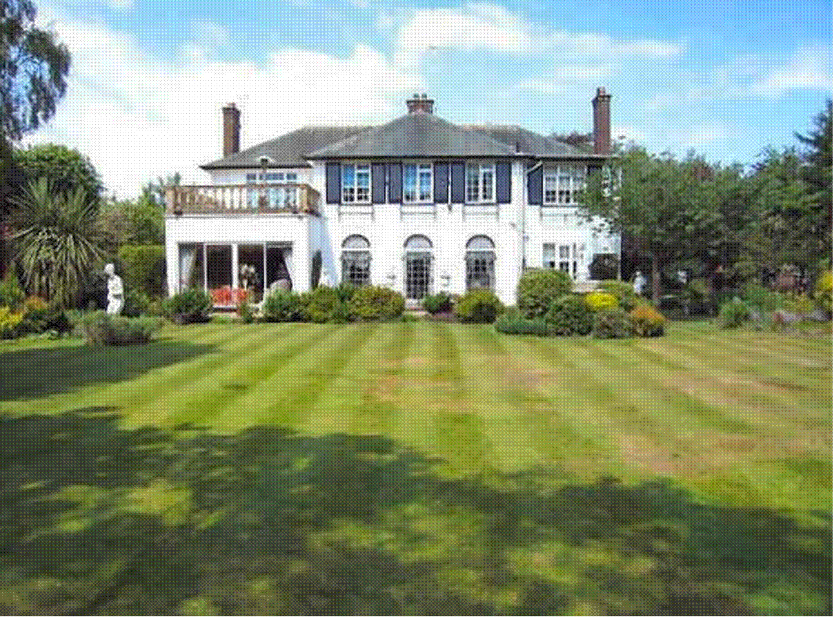 Outside "The Bumbles" when Tracy and Charlotte livedthere...